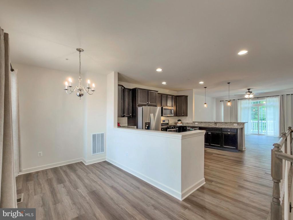 Image 9 of property listing at 306 BUCKEYE CIR, La Plata, MD 20646