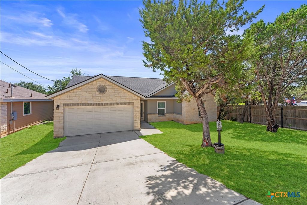 466 Eastview Drive, Canyon Lake, TX 78133