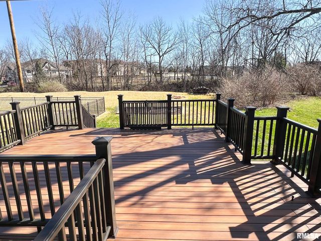 7200 N MANNING Drive, Peoria, IL 61614