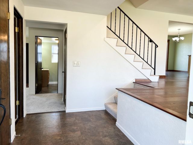 7200 N MANNING Drive, Peoria, IL 61614