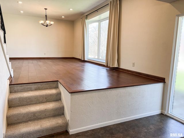 7200 N MANNING Drive, Peoria, IL 61614