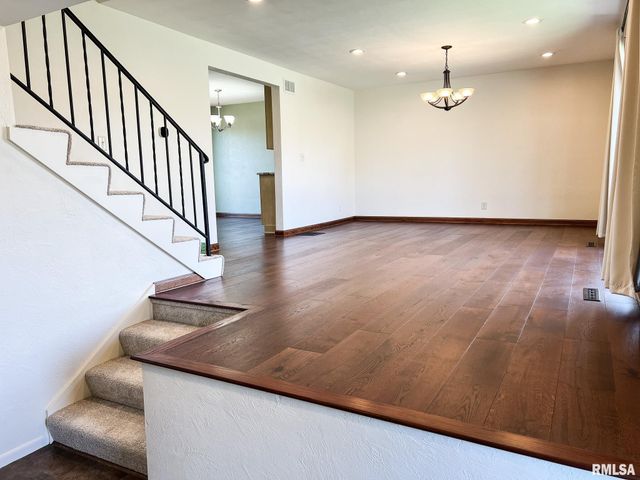 7200 N MANNING Drive, Peoria, IL 61614