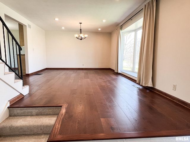 7200 N MANNING Drive, Peoria, IL 61614