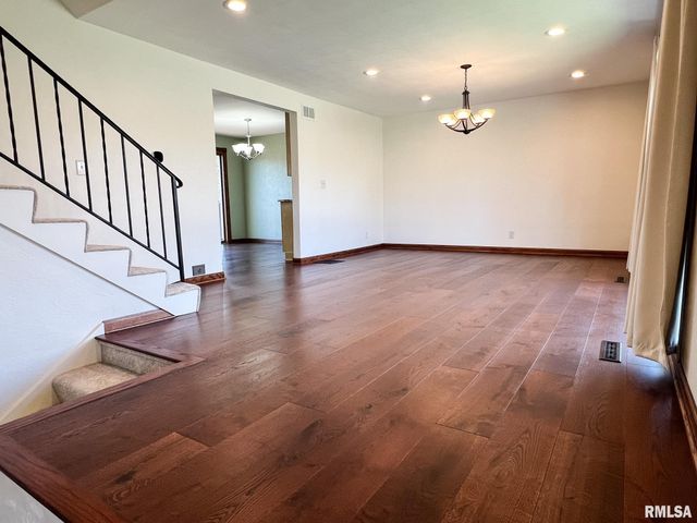 7200 N MANNING Drive, Peoria, IL 61614