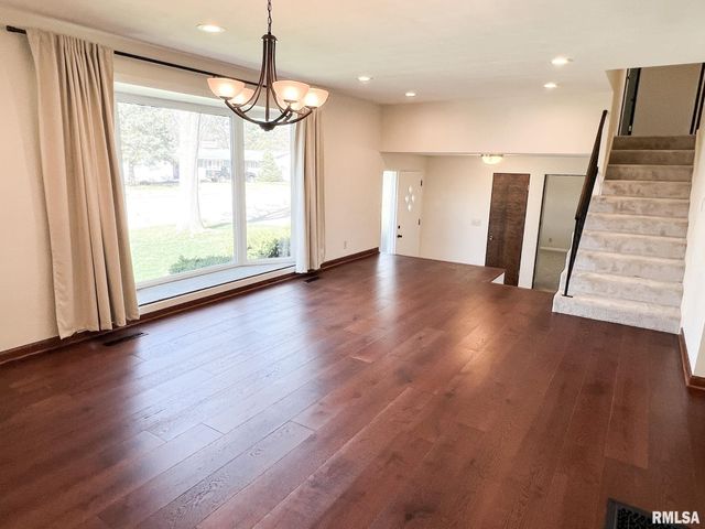 7200 N MANNING Drive, Peoria, IL 61614