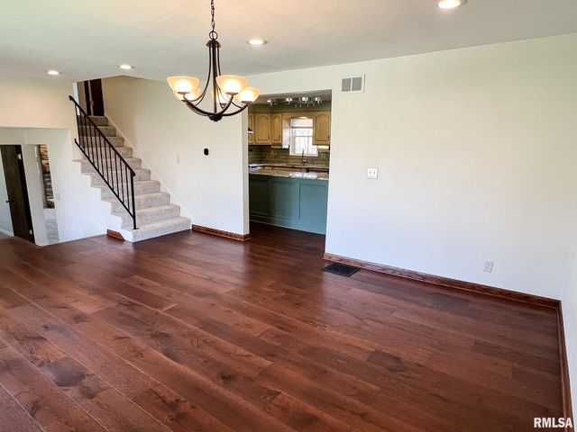 7200 N MANNING Drive, Peoria, IL 61614