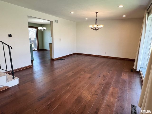 7200 N MANNING Drive, Peoria, IL 61614