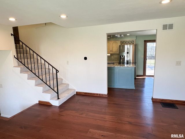 7200 N MANNING Drive, Peoria, IL 61614