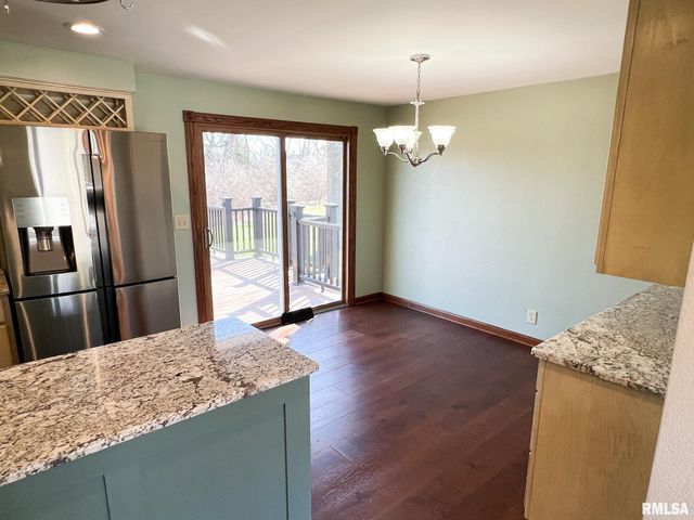 7200 N MANNING Drive, Peoria, IL 61614