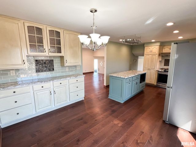 7200 N MANNING Drive, Peoria, IL 61614