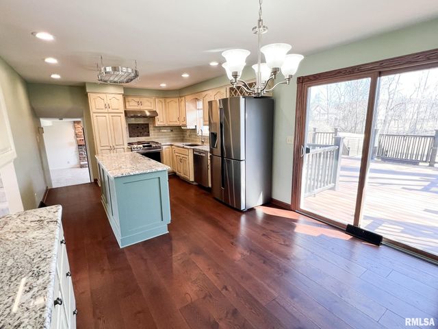 7200 N MANNING Drive, Peoria, IL 61614