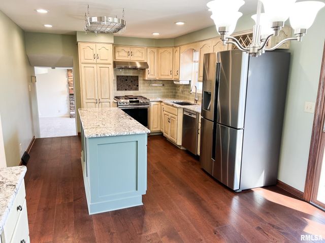 7200 N MANNING Drive, Peoria, IL 61614