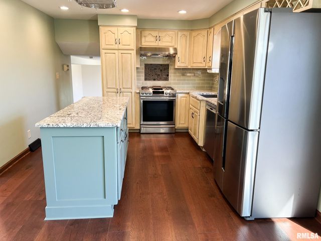 7200 N MANNING Drive, Peoria, IL 61614