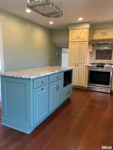 7200 N MANNING Drive, Peoria, IL 61614