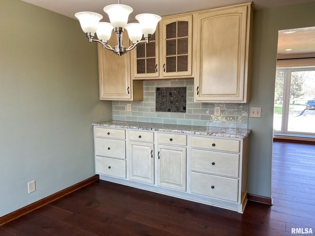 7200 N MANNING Drive, Peoria, IL 61614