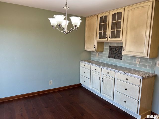 7200 N MANNING Drive, Peoria, IL 61614