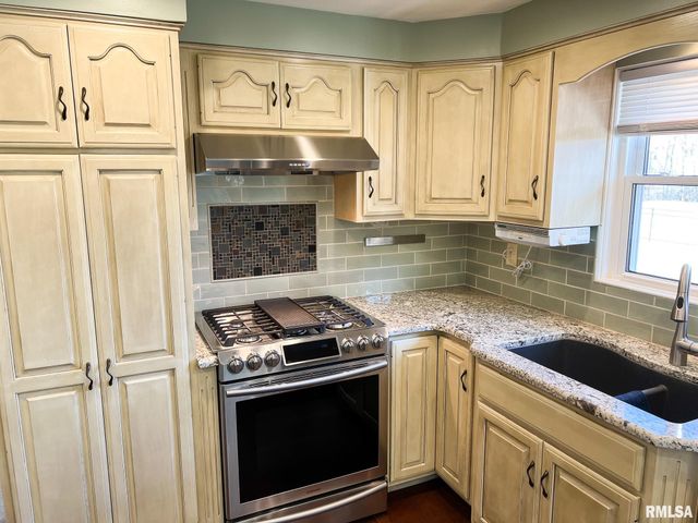 7200 N MANNING Drive, Peoria, IL 61614