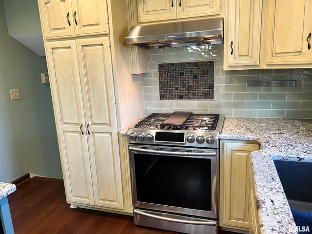 7200 N MANNING Drive, Peoria, IL 61614