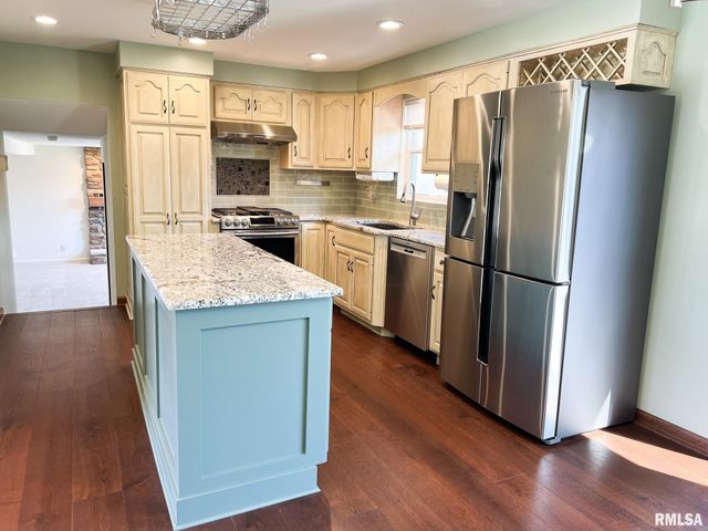 7200 N MANNING Drive, Peoria, IL 61614