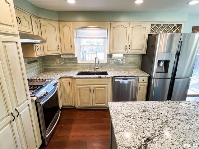 7200 N MANNING Drive, Peoria, IL 61614