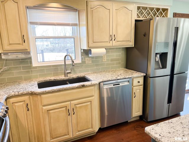 7200 N MANNING Drive, Peoria, IL 61614