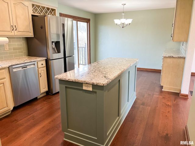 7200 N MANNING Drive, Peoria, IL 61614