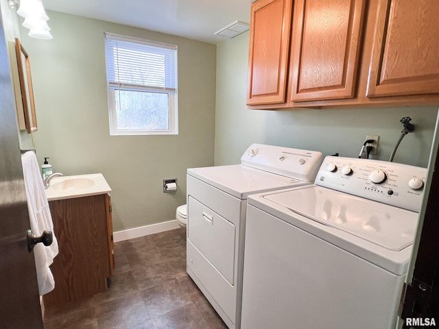 7200 N MANNING Drive, Peoria, IL 61614