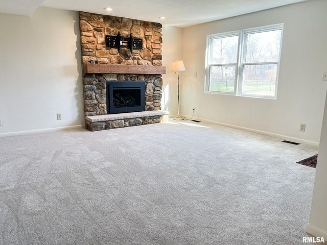 7200 N MANNING Drive, Peoria, IL 61614