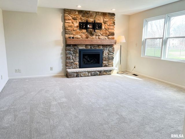 7200 N MANNING Drive, Peoria, IL 61614