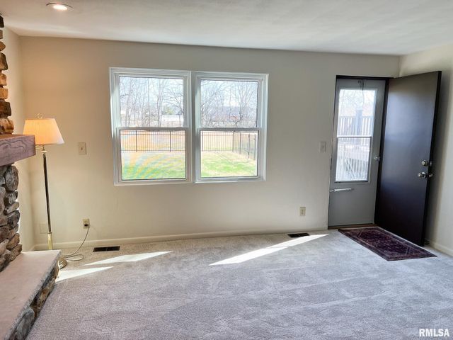 7200 N MANNING Drive, Peoria, IL 61614