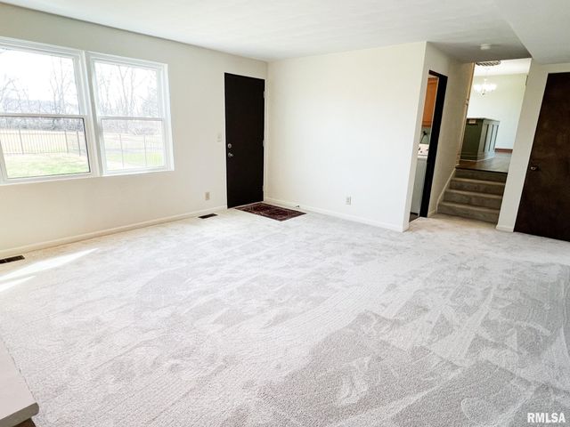 7200 N MANNING Drive, Peoria, IL 61614