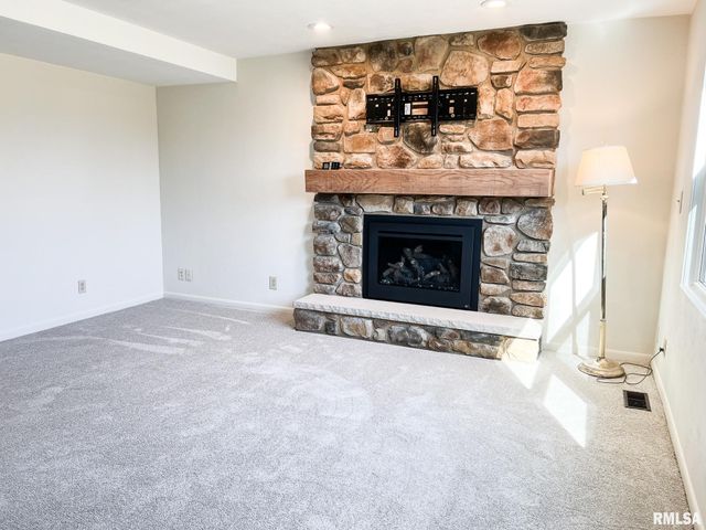 7200 N MANNING Drive, Peoria, IL 61614