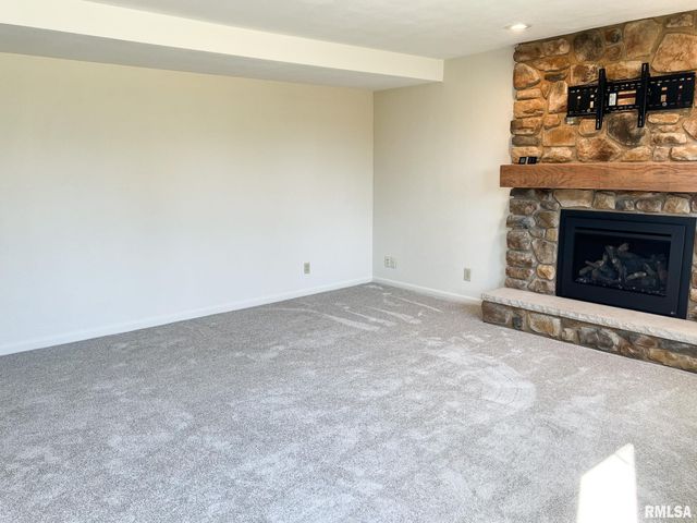 7200 N MANNING Drive, Peoria, IL 61614