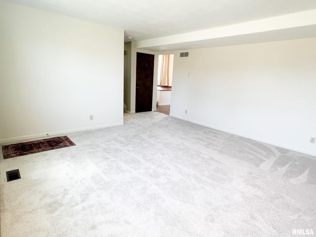 7200 N MANNING Drive, Peoria, IL 61614