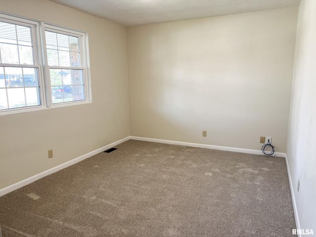 7200 N MANNING Drive, Peoria, IL 61614