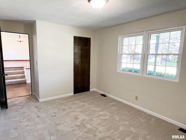 7200 N MANNING Drive, Peoria, IL 61614