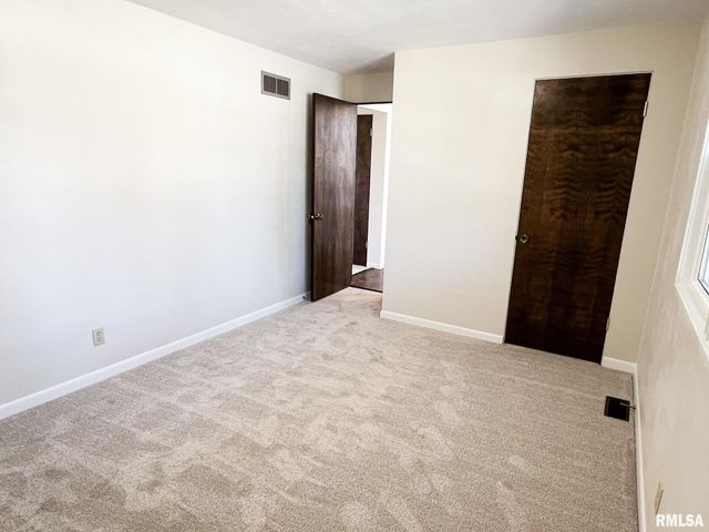 7200 N MANNING Drive, Peoria, IL 61614