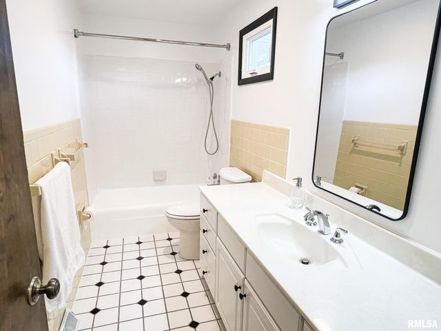 7200 N MANNING Drive, Peoria, IL 61614