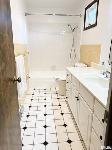 7200 N MANNING Drive, Peoria, IL 61614