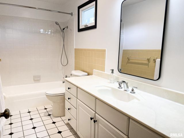 7200 N MANNING Drive, Peoria, IL 61614