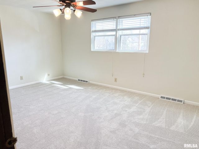 7200 N MANNING Drive, Peoria, IL 61614