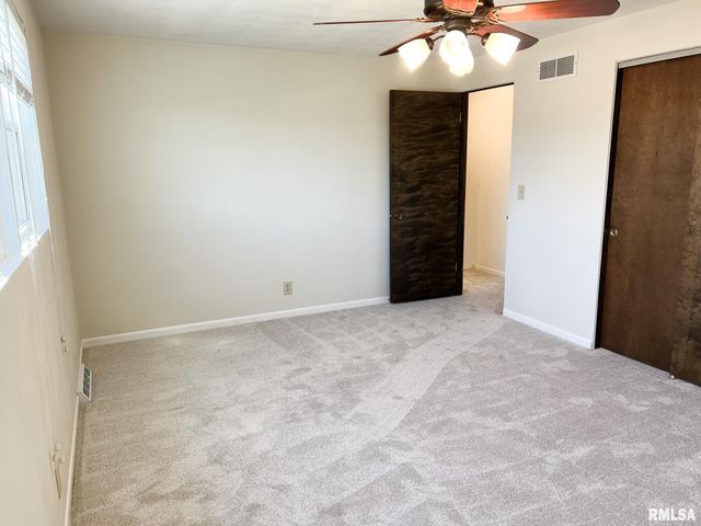 7200 N MANNING Drive, Peoria, IL 61614