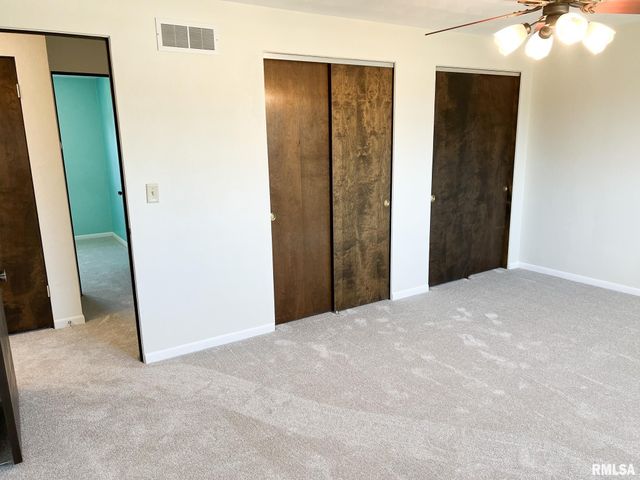 7200 N MANNING Drive, Peoria, IL 61614