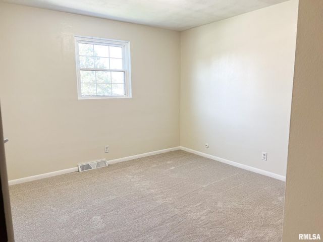 7200 N MANNING Drive, Peoria, IL 61614