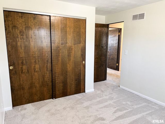 7200 N MANNING Drive, Peoria, IL 61614