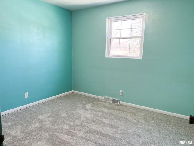 7200 N MANNING Drive, Peoria, IL 61614