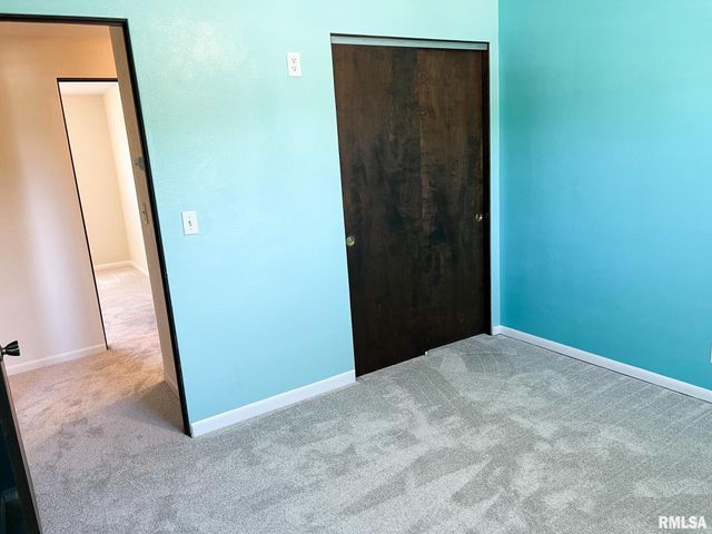 7200 N MANNING Drive, Peoria, IL 61614