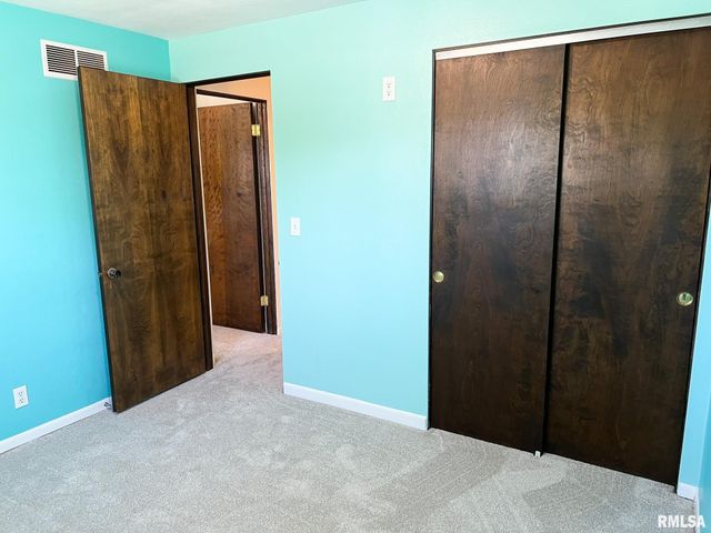 7200 N MANNING Drive, Peoria, IL 61614