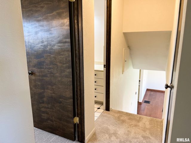 7200 N MANNING Drive, Peoria, IL 61614