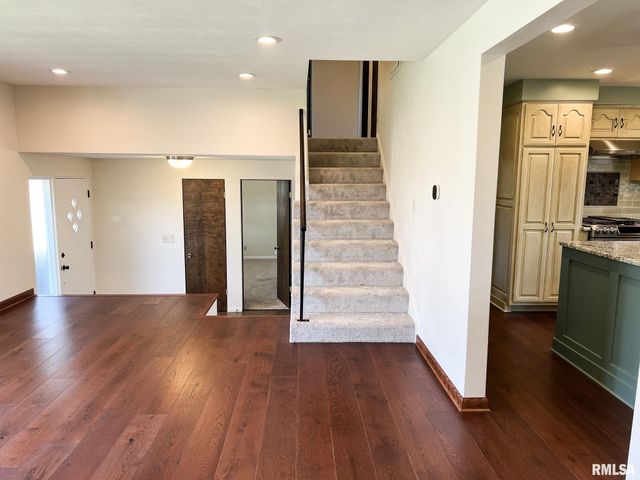 7200 N MANNING Drive, Peoria, IL 61614